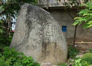 सोनसा गांव में पत्थर पर गणेश की आकृति